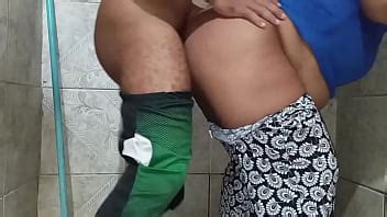 Profesora le come el coño a alumna evangélica en el baño del colegio XVIDEOS