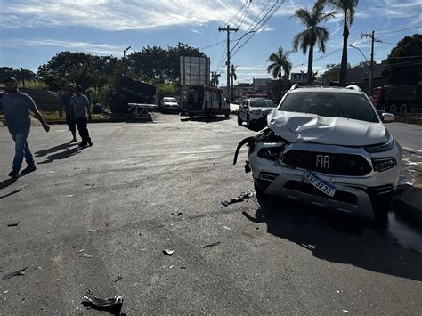 V Deo Caminh O Desgovernado Causa Colis Es E Destrui O Na Avenida