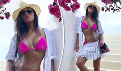 Nicole Scherzinger S Ample Assets Take Centre Stage As She Sizzles In Hot Pink Bikini