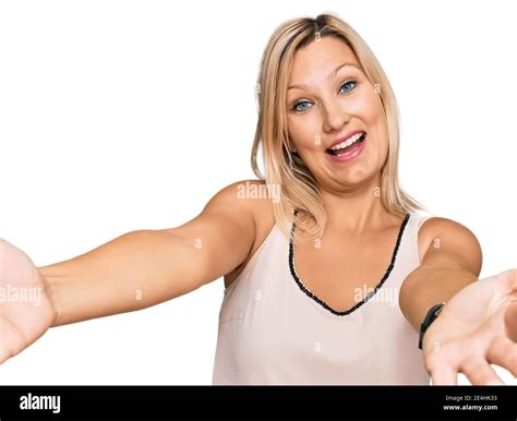 Mujer Cauc Sica De Mediana Edad Con Ropa Informal Sonriendo Alegre