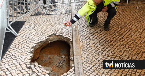 Chuva abre buraco na baixa de Lisboa TVI Notícias