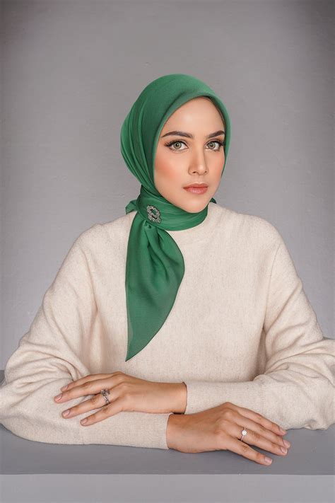 Kelly Square In Forest Buttonscarves