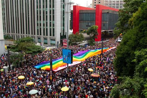 Parada do Orgulho LGBT de São Paulo recebeu mais de 1 6 milhão de turistas