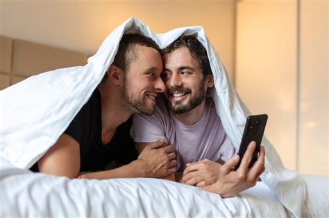 Casal Gay Feliz Tendo Momentos De Ternura No Quarto Rela O De Amor Homossexual E Conceito De