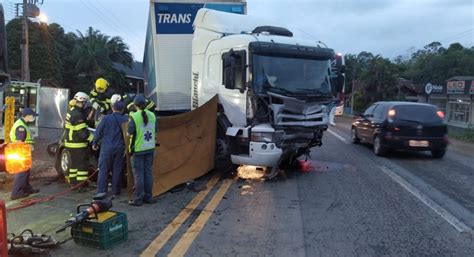 Gravíssimo acidente na BR 470 termina três mortos em carro de Blumenau