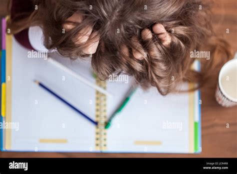 Belle Petite Fille Blonde Avec Des Lunettes Et Robe Violette Dessiner Ou Colorier Ou De