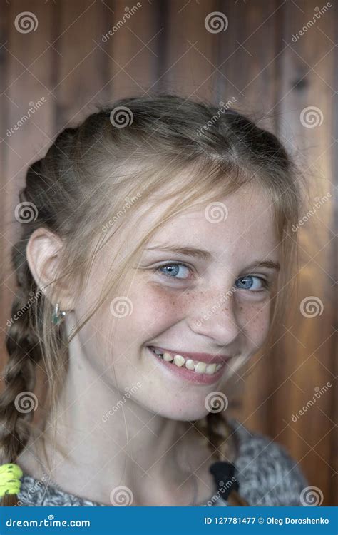 Belle Jeune Fille Blonde Avec Des Taches De Rousseur L Int Rieur Sur Le Fond En Bois Portrait