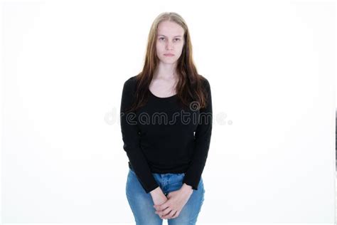 Belle Femme Blonde En Jean Et Pull Noir Devant Fond Blanc Photo Stock Image Du Blanc Gentil