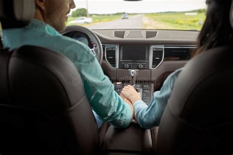 Pares Felices Que Conducen En Coche Y Que Llevan A Cabo Las Manos