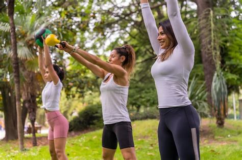 Garota Latina Praticando Esportes Em Um Parque Verde Estilo De Vida Uma Vida Saud Vel