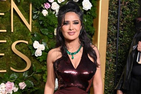 Salma Hayek deslumbra en bikini a los años