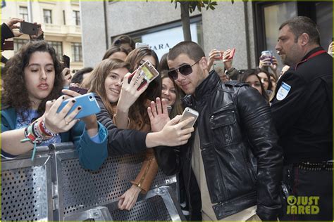 Nick Jonas Stops For Pics With Fans In Madrid Photo Nick