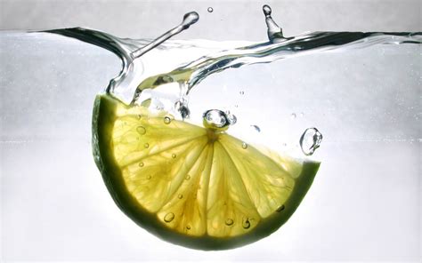 Обои lime, лайм, долька, вода на рабочий стол