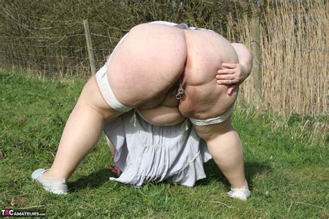 Fat UK Amateur Lexie Cummings Shows Her Big Ass And Pierced Pussy In A Field CoedCherry