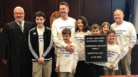 Pareja gay adopta a seis hermanos que estuvieron años en hogares de acogida