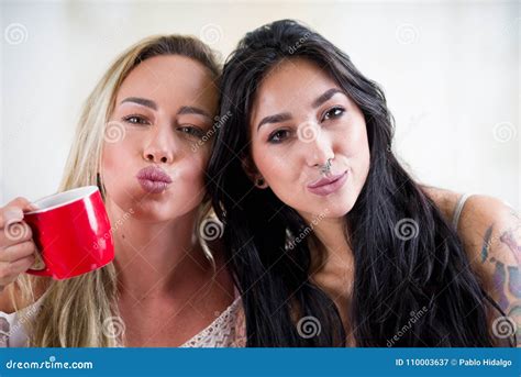 Los Amantes Atractivos Hermosos De Las Lesbianas En Las Muchachas De La Mañana Del Blonde Y De