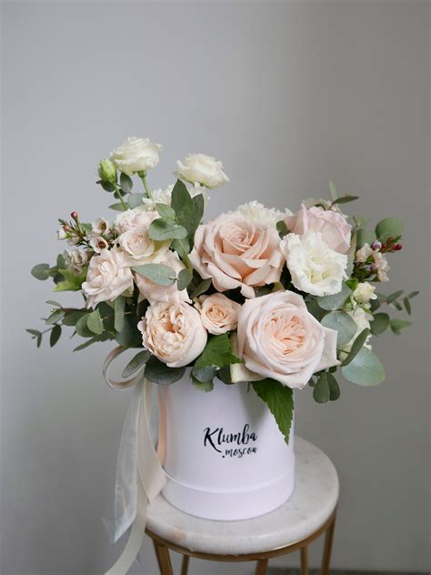 Заказать Пудровый-белый букет в шляпной Коробке с доставкой в Москве