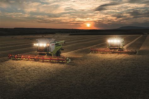 Фото две Сельскохозяйственная техника 2012-17 Claas Lexion 780