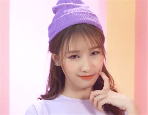 Hot girl World Cup khiến 2 nam thần trở thành tình địch trên sóng truyền hình