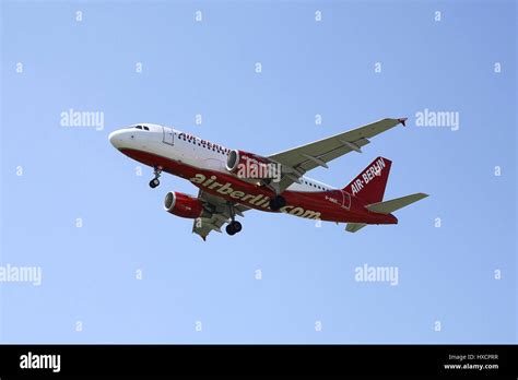 Air liner of air Berlin in the land flight, Passagierflugzeug von Air ...