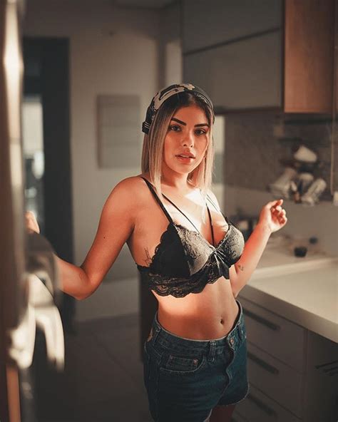 Munik Nunes Divulga Novas Fotos Em Que Posa De Shortinho E Lingerie