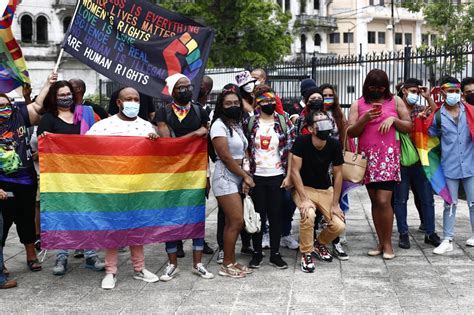 Elcuara Izada de la bandera Gay Pride Panamá