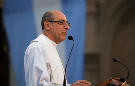 Escándalo en la Iglesia Católica un sacerdote trató de gay peronista y terrorista al nuevo