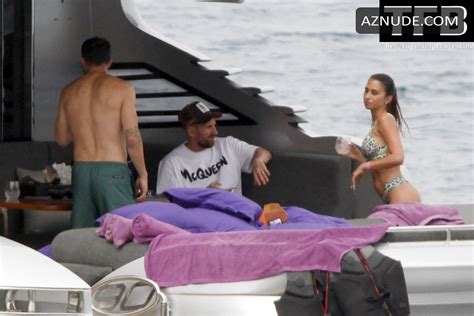 Antonela Roccuzzo Sexy Seen Flaunting Her Hot Bikini Body On A Boat With Lionel Messi In Ibiza