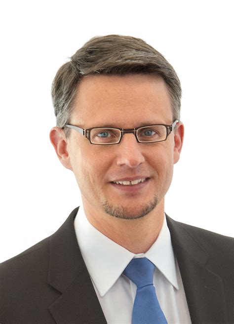 Hettich: Spende zum Firmenjubiläum - material+technik möbel Fachzeitschrift