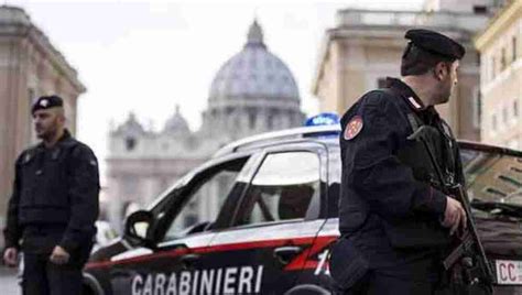 La Policía irrumpe en una orgía gay con drogas en un piso de un sacerdote en El Vaticano
