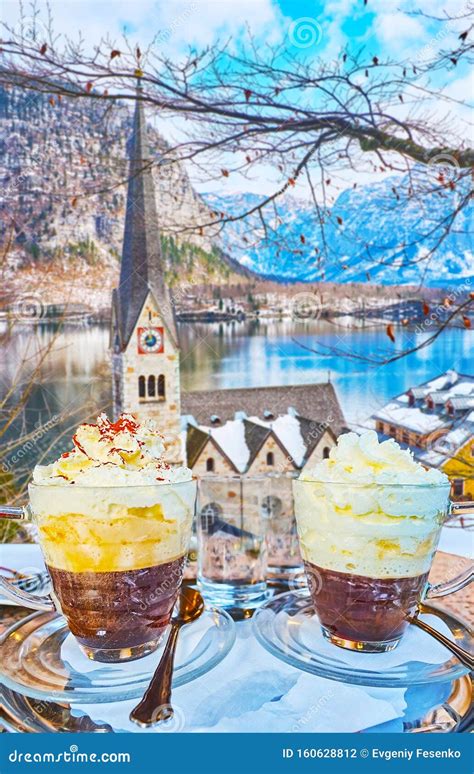 Две чашки кофе-напитка Wiener Melange, Halltatt, Salzkammergut, Австрия ...