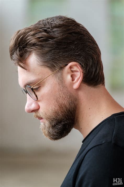 Short Cut Smart Brunette Look