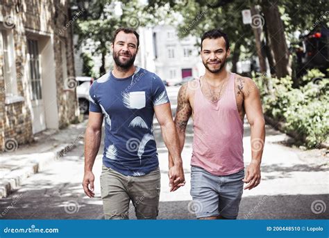 Un Retrato De Una Feliz Pareja Gay Al Aire Libre En Un Entorno Urbano Foto De Archivo Imagen