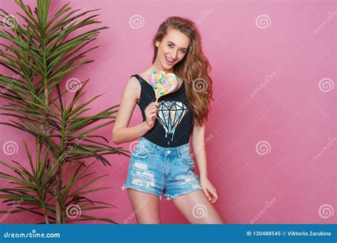 Muchacha Sexual Hermosa En Bikini Y Pantalones Cortos Que Sostienen El Caramelo Grande Mientras