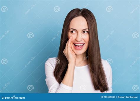 Foto De La Dama De Brunette Madura Impresionada Dice Camisa Blanca Y Secreta Aislada De Fondo