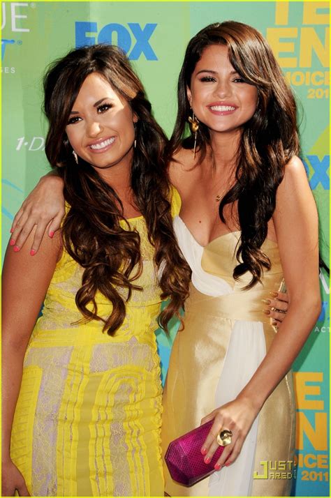 Selena Gomez Demi Lovato Teen Choice Awards Red Carpet Photo