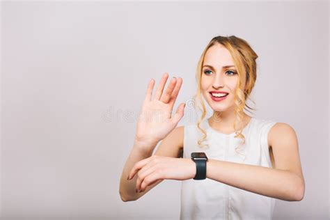 Jolie Jeune Dame Blonde Ondulant Avec Ses Mains Et Posant Avec Le Sourire D Isolement Sur Le