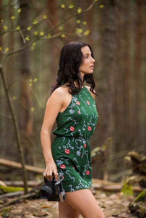 Sexy Brunette Jasmine Jazz Touts Her Hot Ass Before Parting Her Pink