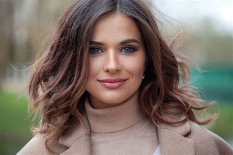 Trouvez la coupe de cheveux parfaite pour un visage rond et volumineux