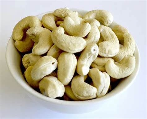 Natural Wholes Raw White Whole Cashew Nut Kernel Packaging Size Loose