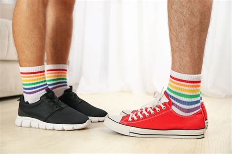 Couple gay en chaussettes LGBT debout ensemble à l intérieur Photo Premium