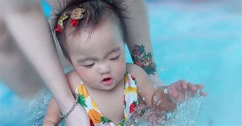 Diện bikini tí hon siêu đáng yêu nhưng con gái Mạc Văn Khoa vẫn gây chú ý nhờ biểu cảm hài hước