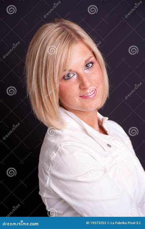 Blonde Frau Auf Schwarzem Hintergrund Stockbild Bild Von Grau Schwarzes 19573253