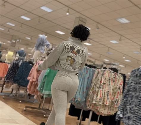 Hot Ebony Chick In Gray Leggings W A Huge Perfect Ass Spandex Leggings Yoga Pants Forum