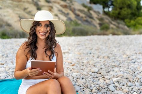 Une femme sexy en bikini qui profite des vacances d été sur la plage Photo Premium