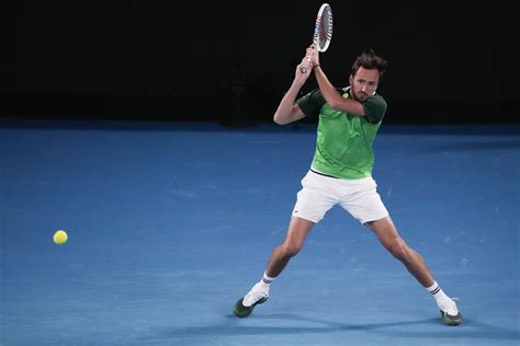 Australijan Open Peti Dan Medvedev Reketom Ga Ao Klupu Pa Okrenuo