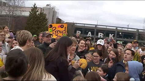 Iowa Hawkeyes women's basketball team returns home | weareiowa.com