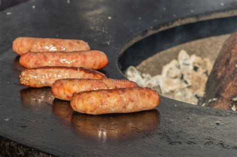 Salchichas De Cerdo Listas Para Comer A La Parrilla O Asado En Una