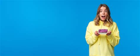 Fête De Célébration Et Concept De Style De Vie Excité Et Heureux Fille Blonde Gaie Sur Le Régime