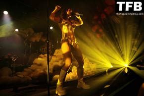 Tove Lo Displays Her Tits On Stage In Berlin At A Concert Astra Kulturhaus Berlin Aznude